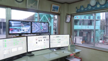 オペレーター室からプラントを望む