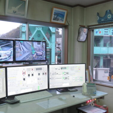 オペレーター室からプラントを望む