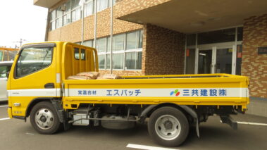 常温合材運搬車　本社前にて